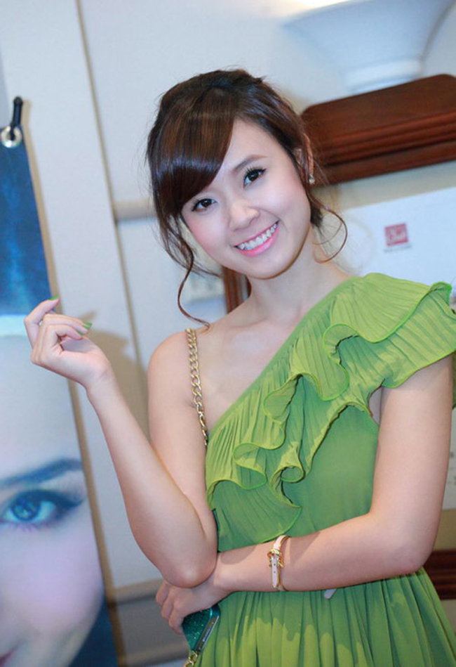 Trong buổi ra mắt album của Vy Oanh vào hồi tháng 6, Midu xuất hiện cùng Vân Hugo. Cô diện một chiếc váy xanh khoe vẻ đẹp dịu dàng nữ tính.